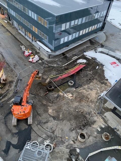 Laveste punkt i storgata. Det jobbes i krysset ved fjæra sjø. - Klikk for stort bilde