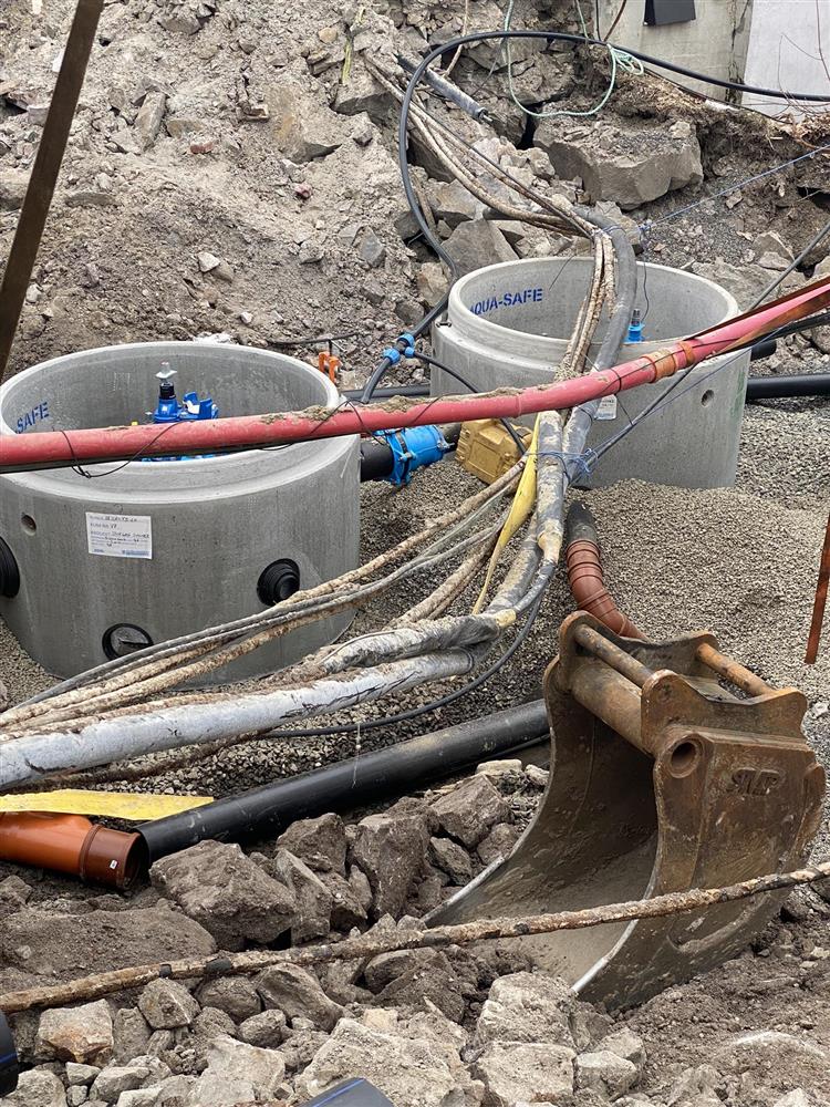 Disse gamle kablene er ikke lenger i bruk og blir fjernet - Klikk for stort bilde