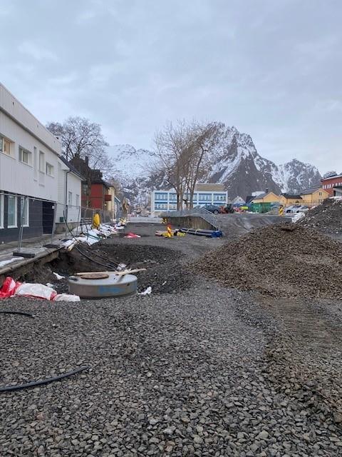 Grusing og gjenfylling av kummer pågår. - Klikk for stort bilde