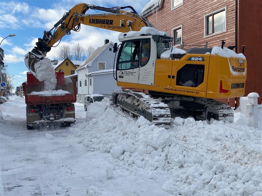 Snørydding etter kraftig snøfall helga 11. og 12. mars. - Klikk for stort bilde