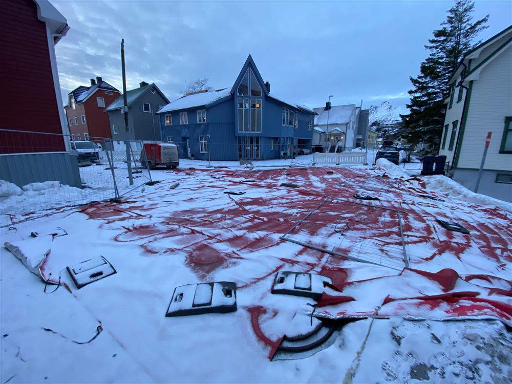 Bildet viser krysset i gymnasgata som tines for graving. - Klikk for stort bilde