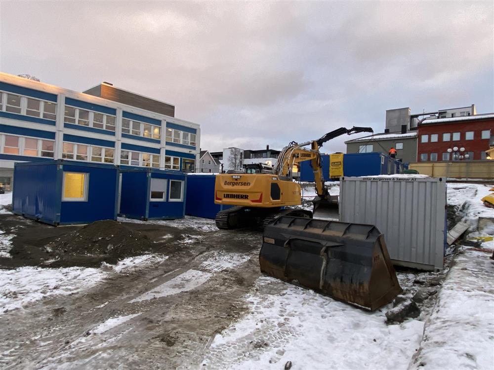 Bildet viser gravemaskin i bruk ved brakkeriggingen. - Klikk for stort bilde