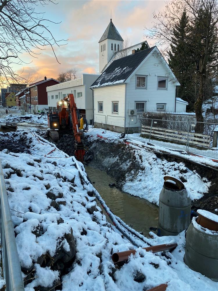 Mye berg må sprenges/meisles bort. - Klikk for stort bilde
