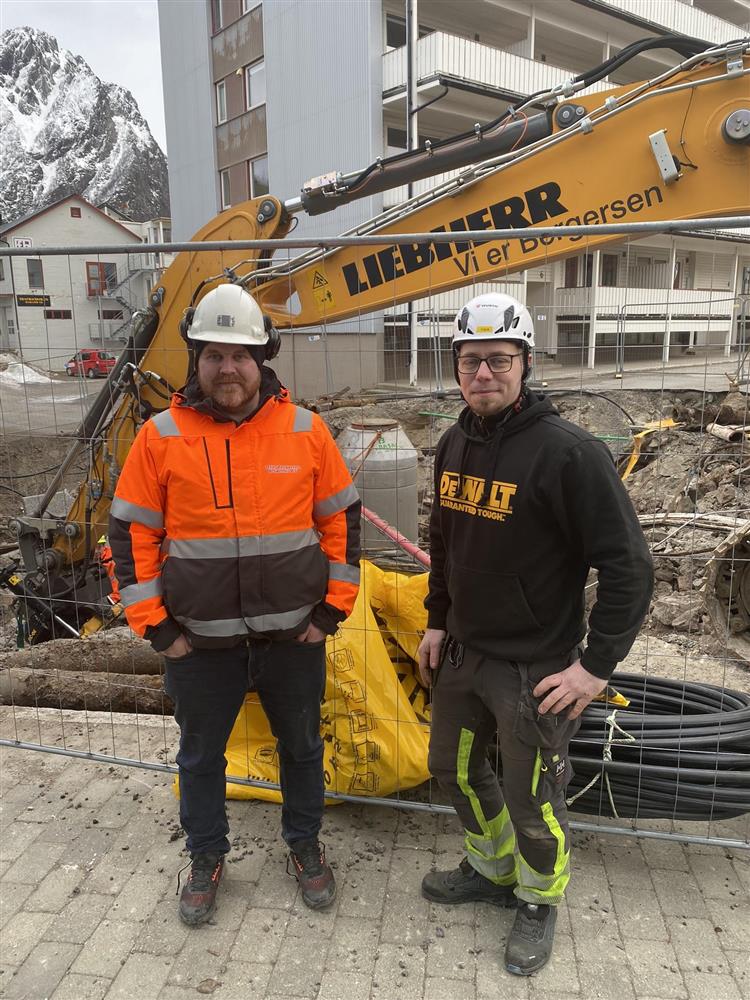 Anleggsleder Espen Ellingsen (tv.) fra Ottar Bergersen & Sønn AS og Ingve Rønning (Lofoten utleie).  Espen forteller at jobben går som planlagt. - Klikk for stort bilde