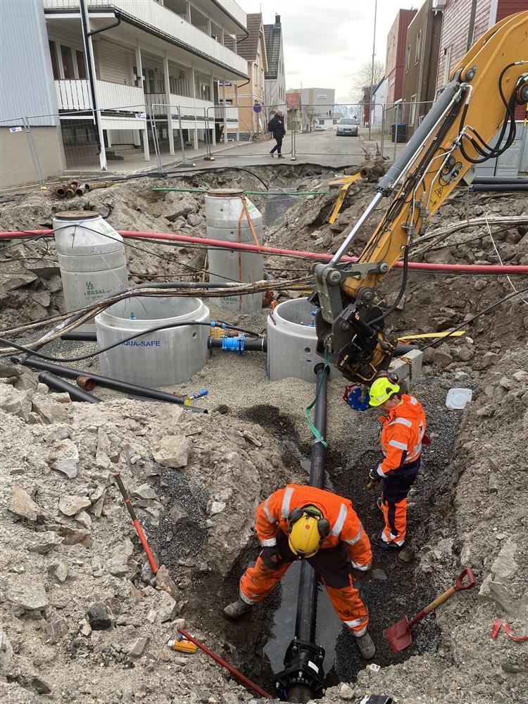 Gammelt vannrør koples sammen med nytt. - Klikk for stort bilde