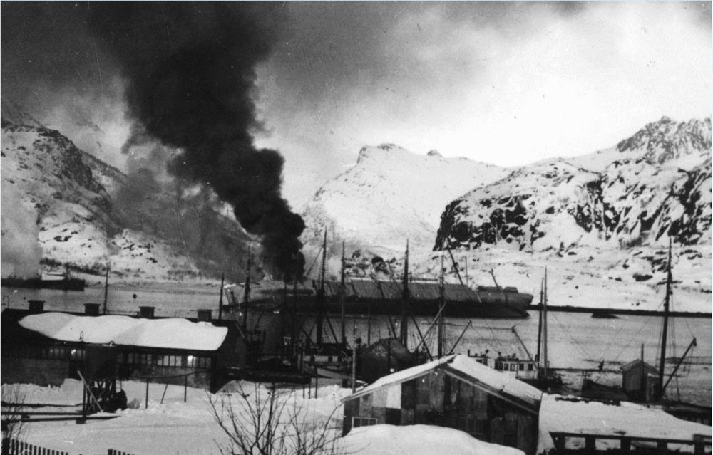 Fabrikkskipet Hamburg synker 4.mars 1941 - Lofotraidet - Klikk for stort bilde