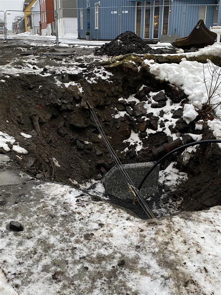 El-kabler som går inn i krysset. - Klikk for stort bilde