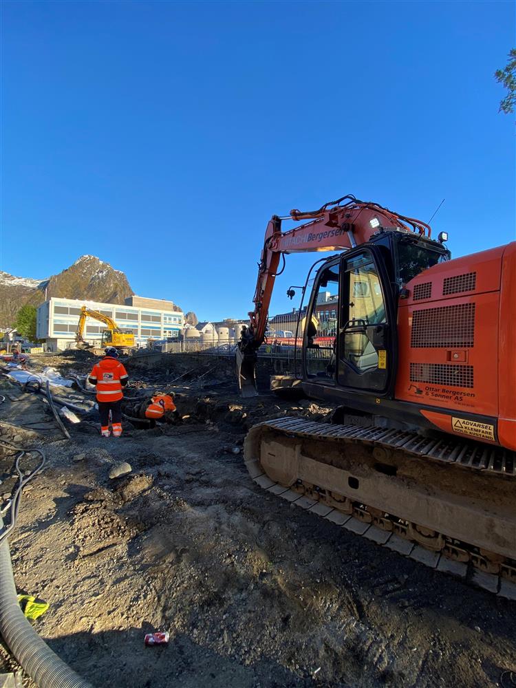 Gamle kabler fjernes for hånd og med anleggsmaskin. Ble spøkefullt påstått på engelsk at kablene måtte være fra 1. verdenskrig. - Klikk for stort bilde