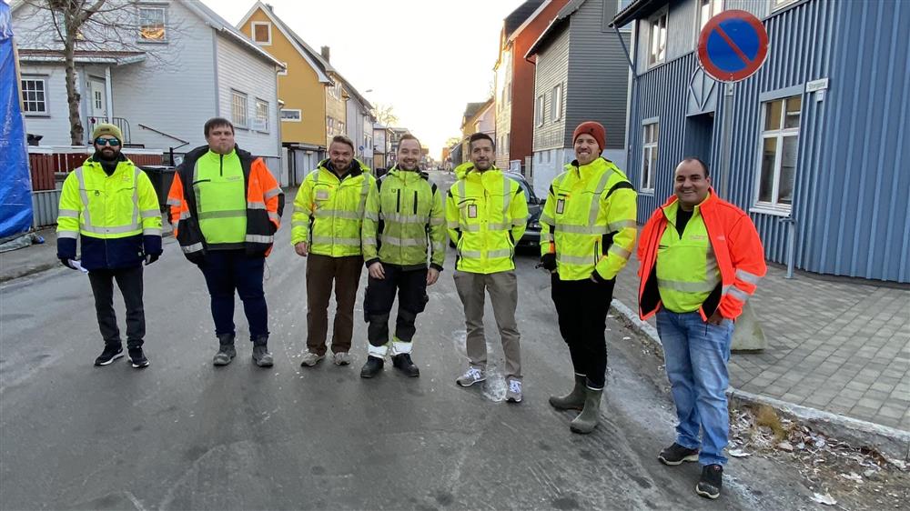 Vågan kommune, entreprenør Ottar Bergersen og Sønn AS og Elmea AS på befaring.  - Klikk for stort bilde