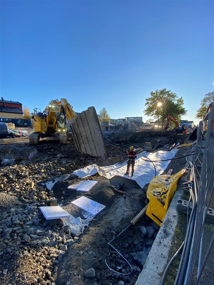 Påfylling av finmasse over nylagt VA. - Klikk for stort bilde