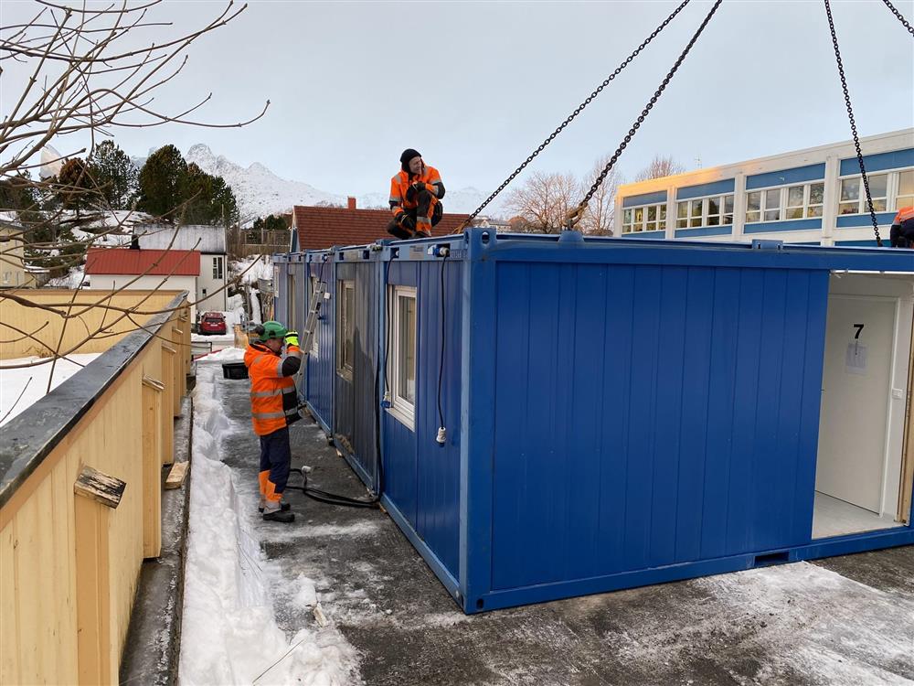 Bildet viser entreprenøren i sving med brakkemontering for mannskap og materiell på tomta ved gamle Svolvær skole. - Klikk for stort bilde